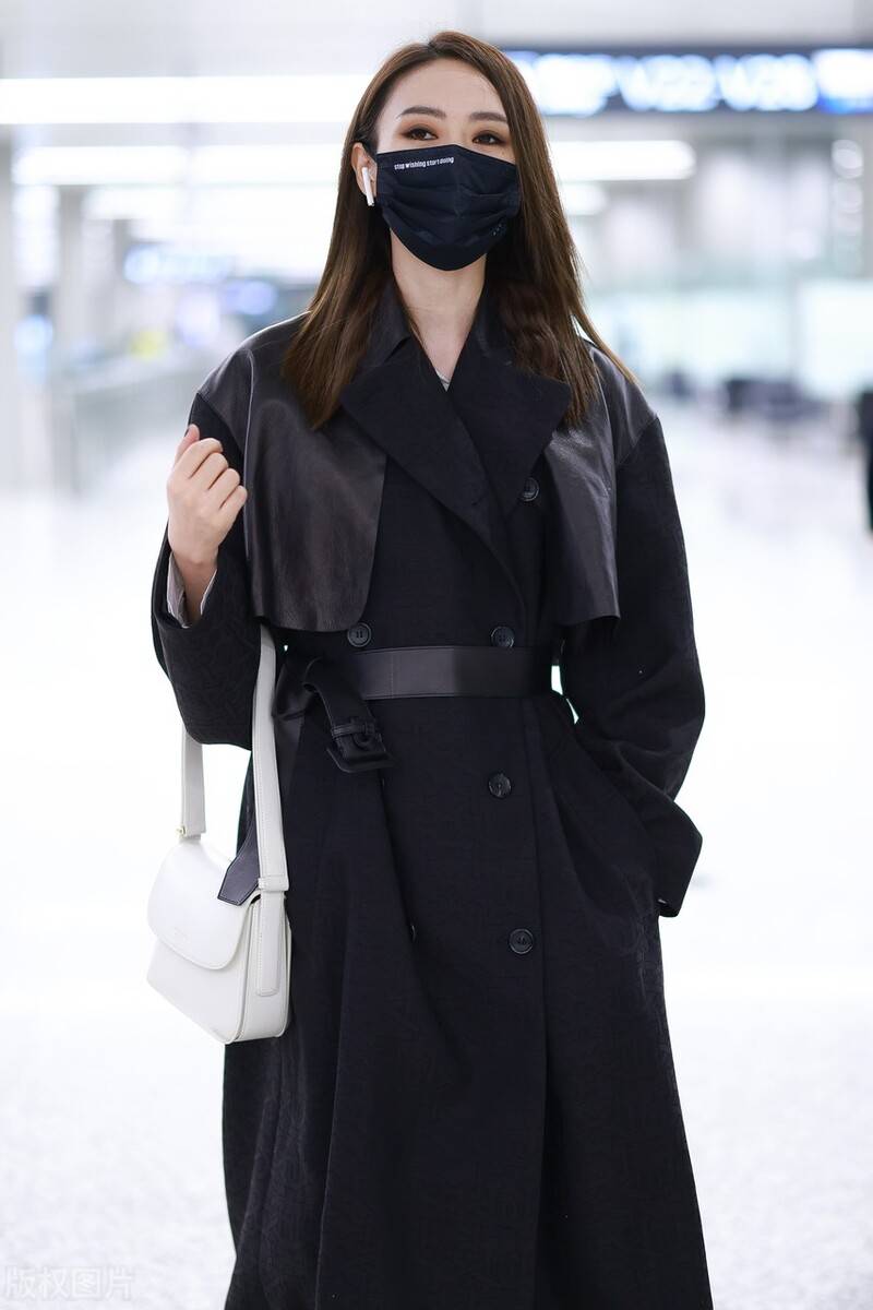 童瑶穿黑色收腰风衣脚踩黑色长靴简约高级