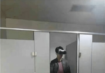戴着vr眼镜手冲的人和他打开的门_照片_厕所_事件