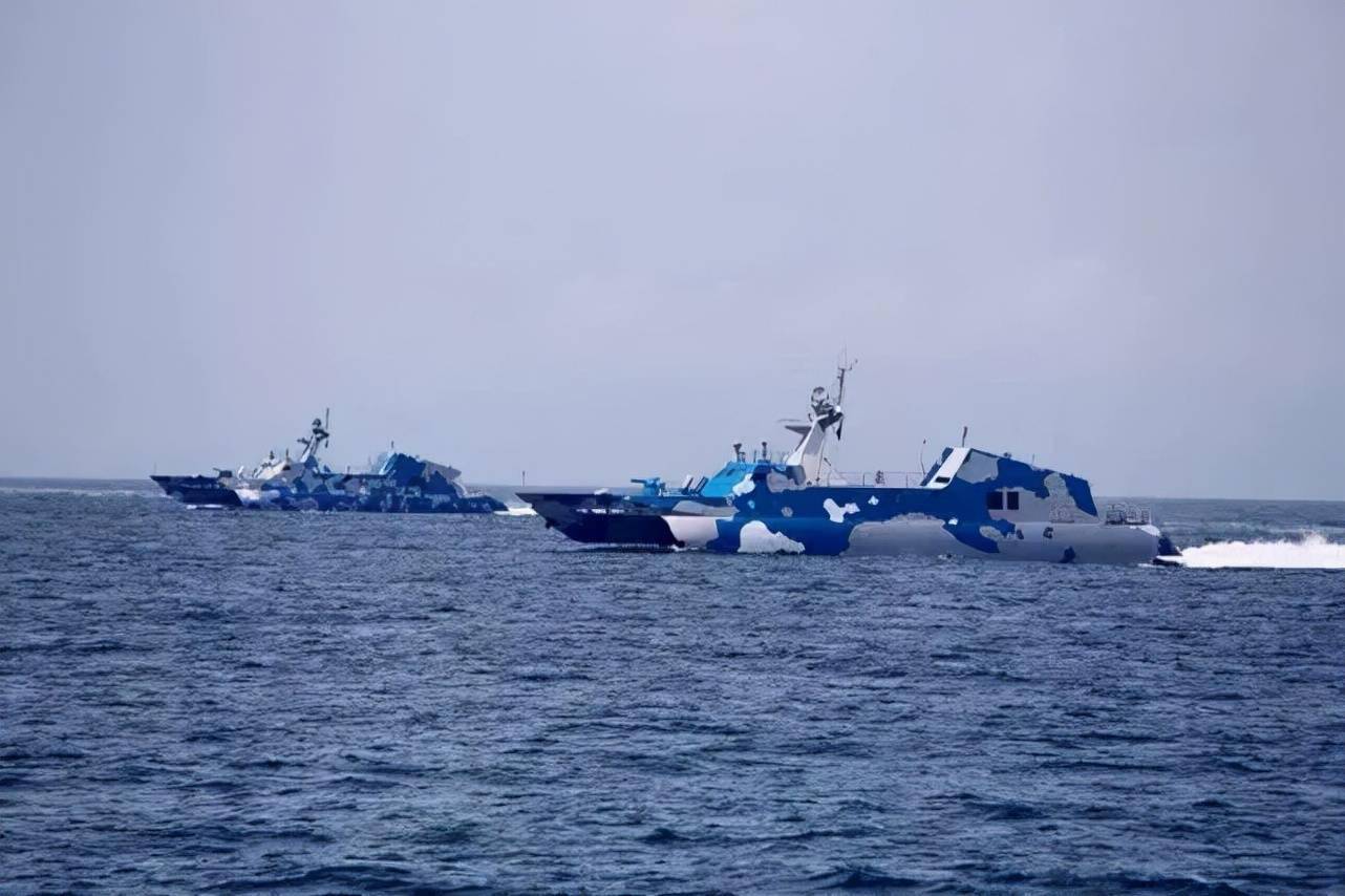 太美了022导弹艇无级变速浪花朵朵划出美丽圆弧