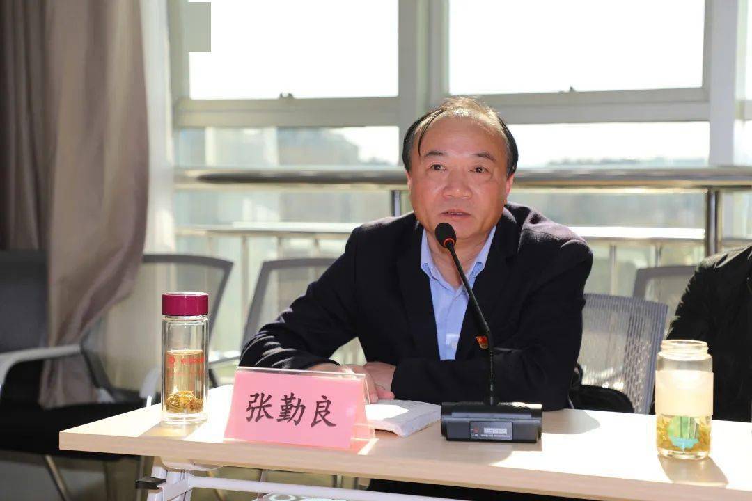 守初心鼓干劲谋实招新埭镇召开2022年村社区工作思路汇报会