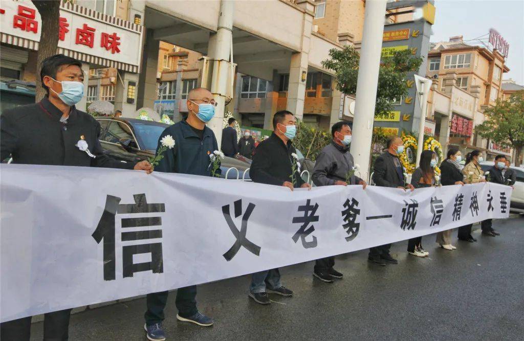的遗体告别仪式在睢宁县殡仪馆举行,乡亲们从四面八方赶来,拉起横幅