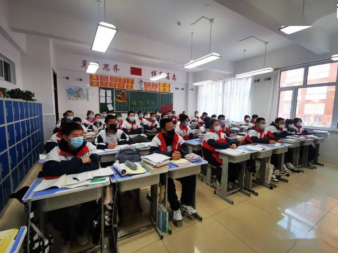 扎兰屯市第一中学党总支书记,校长关成玉对记者说:"今天在市防疫指挥