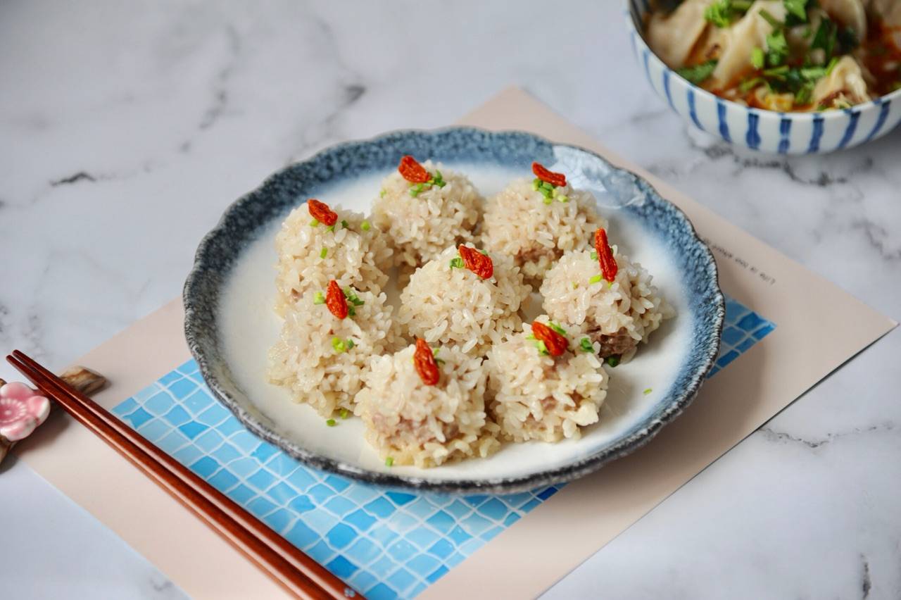 大人孩子都爱吃的珍珠糯米丸子,蒸一蒸就出锅,好吃不上火