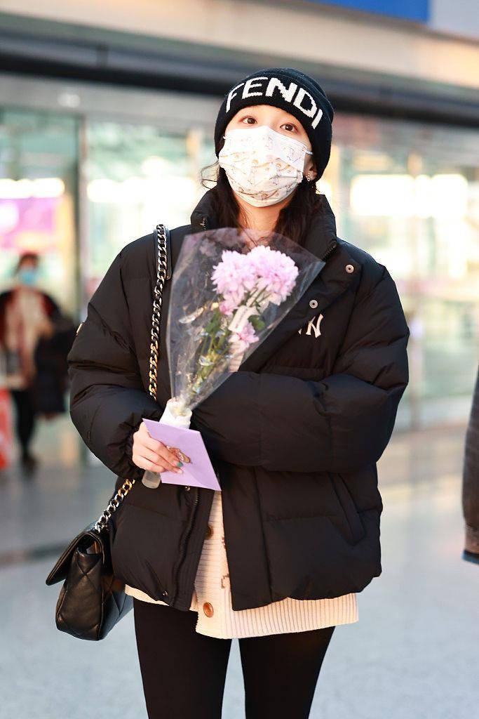 一身 黑色面包服+铅笔裤 宋雨琦一身酷黑穿搭简单干练