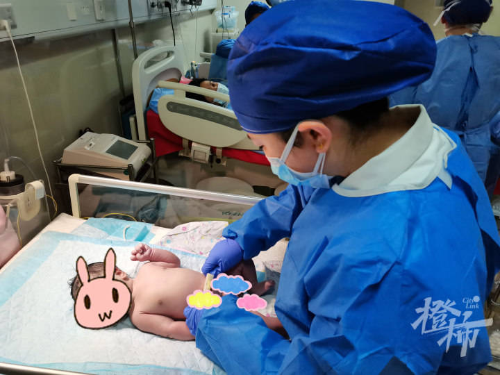 欢迎你“小彩虹”!杭州河滨之城解封后第一个宝宝诞生,希望与温暖并存!_西溪医院_女士_产科病房