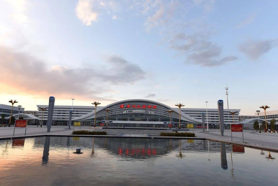 了 便捷的交通,快速的高铁 摄影:纪恩泉 早上10点40分,乌兰察布高铁站