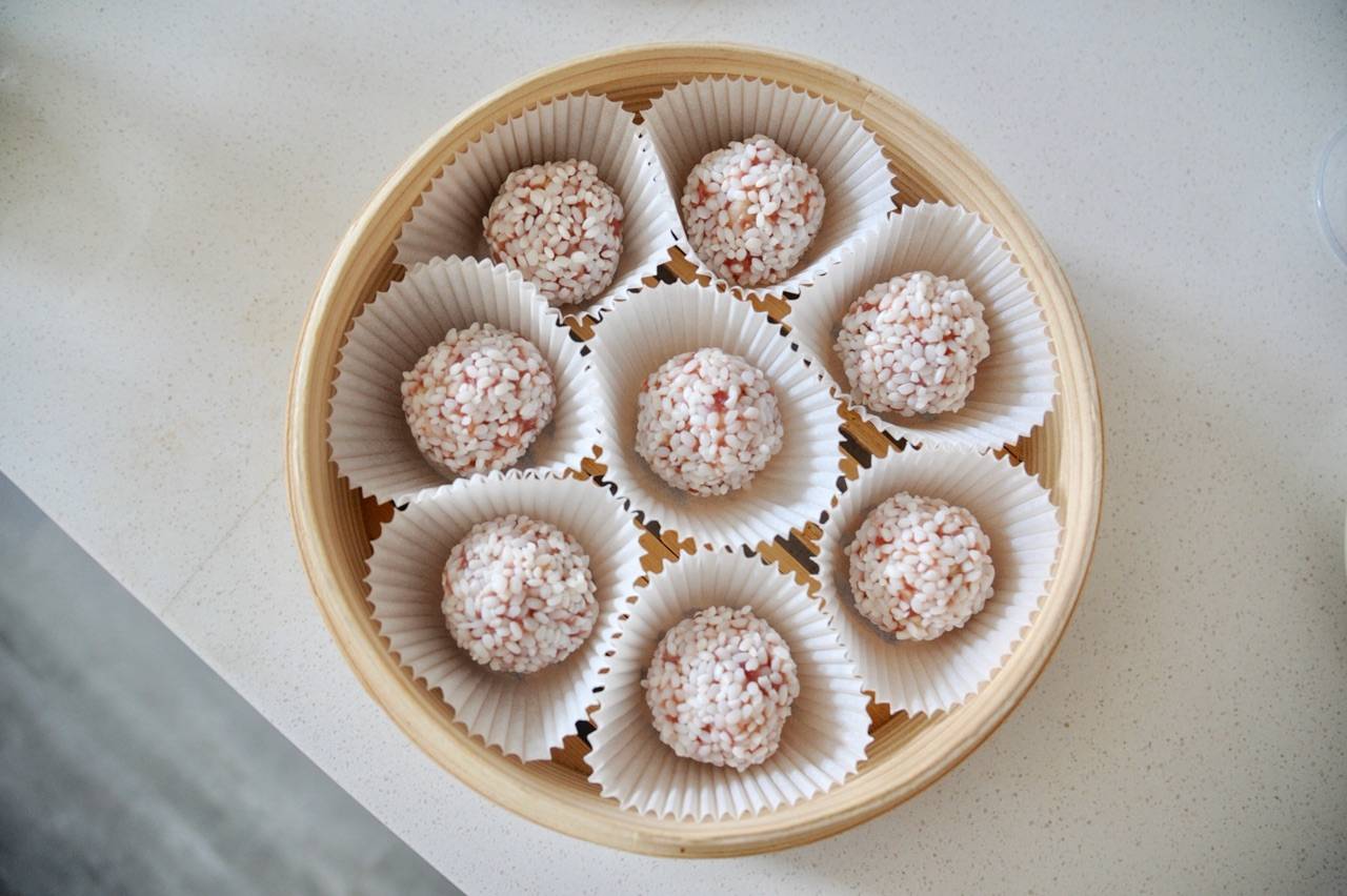 大人孩子都爱吃的珍珠糯米丸子,蒸一蒸就出锅,好吃不上火