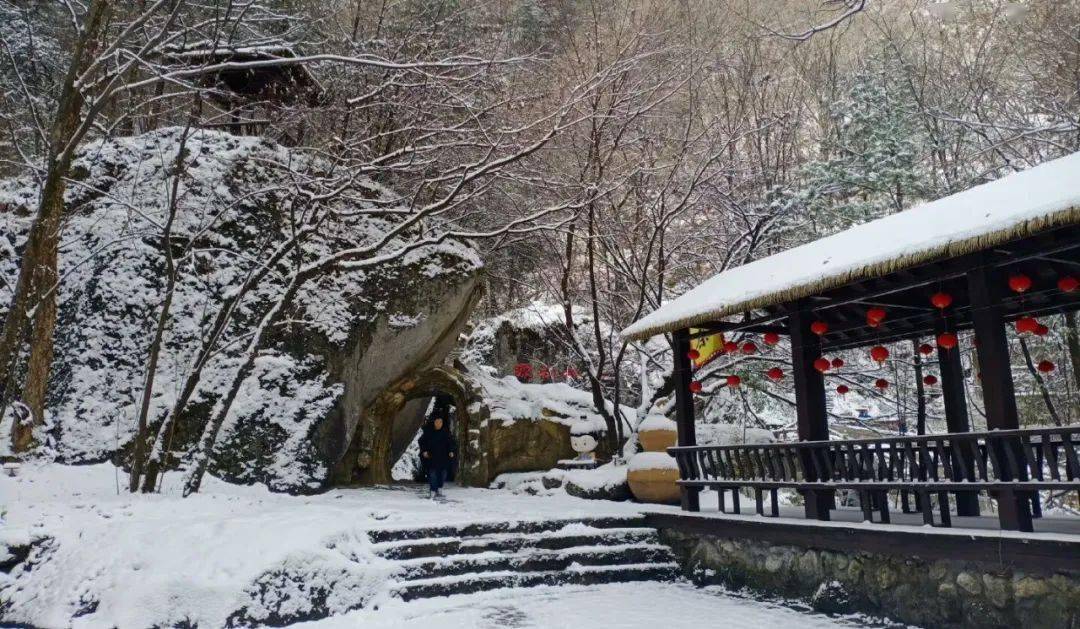 陕西多地迎来降雪 宝鸡太白山一夜白头