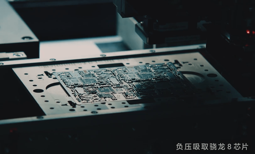 小米12量产实拍视频公布：第一批骁龙8芯片正在小米工厂全速装配