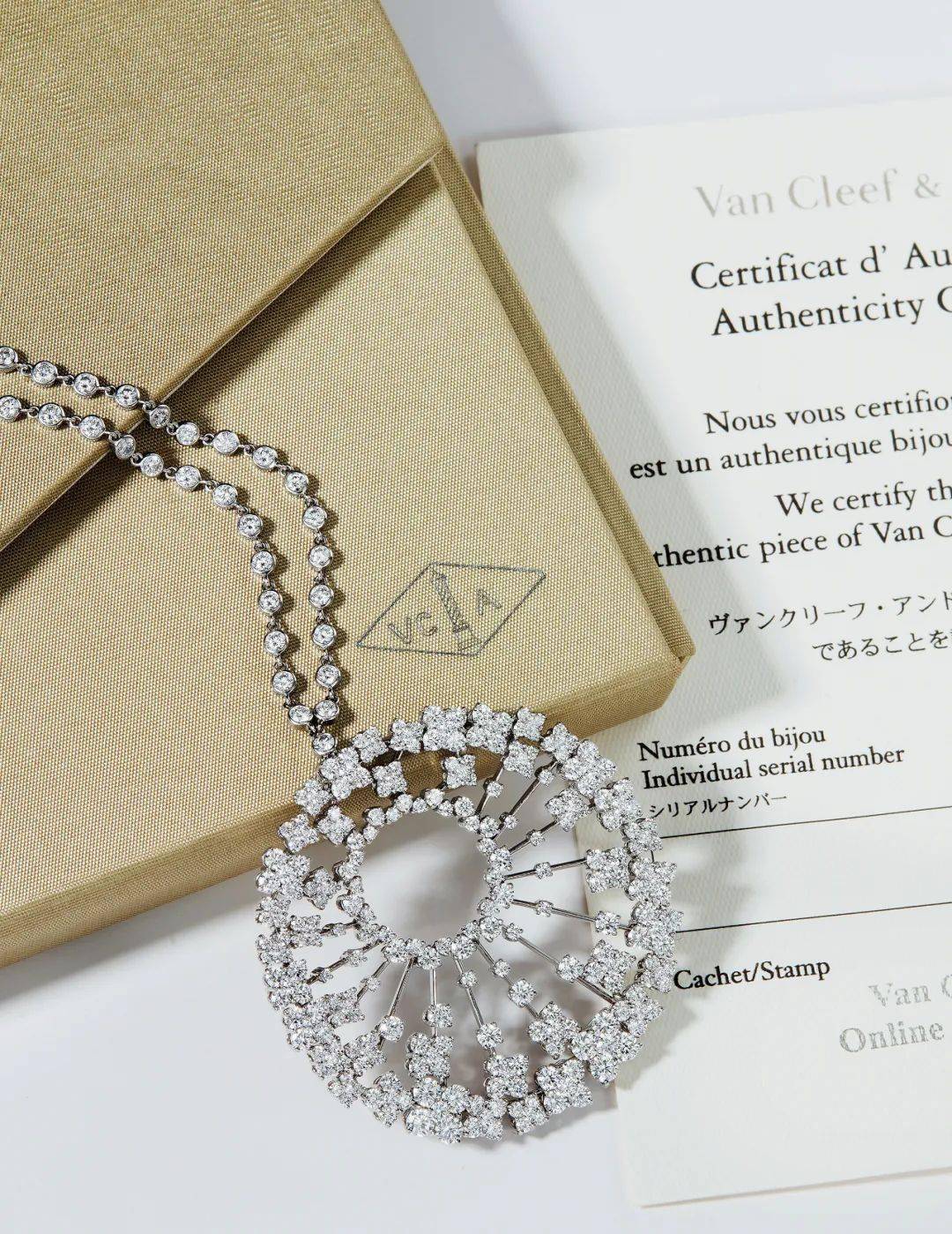 梵克雅宝 (van cleef & arpels) 是法国著名奢侈品品牌.
