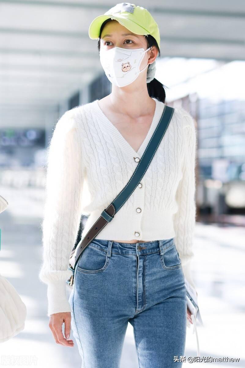 街拍倪虹洁白色绞花针织衫开视牛仔裤棒球帽简约气质