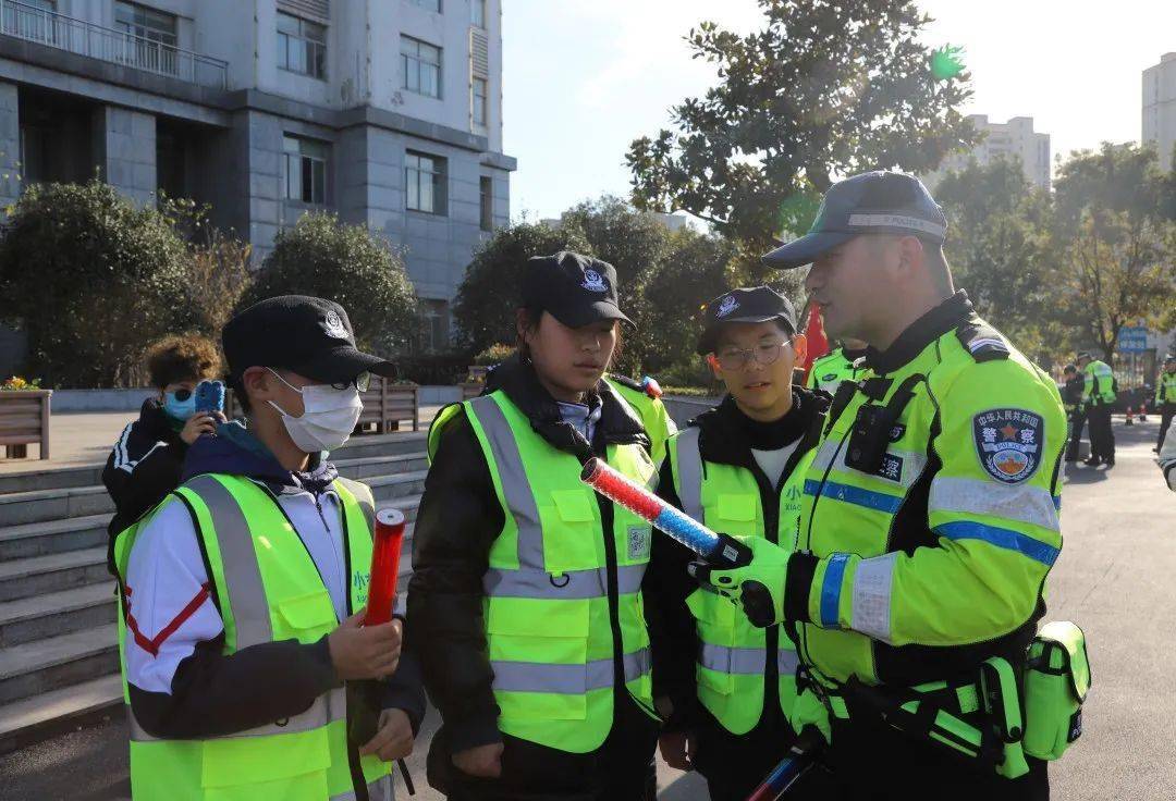 守法规知礼让安全文明出行春晖学校与巢湖市交警大队联手开展全国交通
