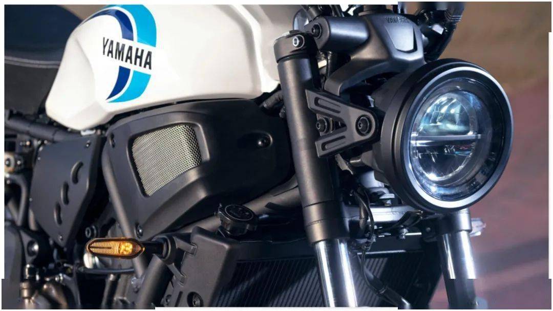 [ YAMAHA ] 2022 XSR700 / XTribute 发表：简约狂野双版本，80 年代经典涂装重生！_搜狐汽车_搜狐网