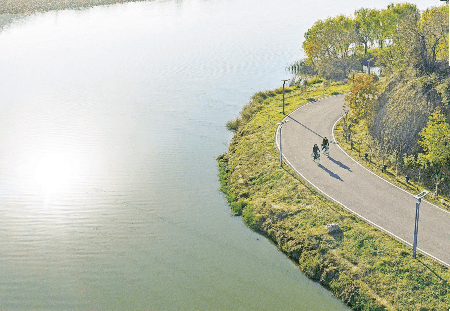 市民在后官湖湿地公园骑行,在大自然中享受悠闲时光.