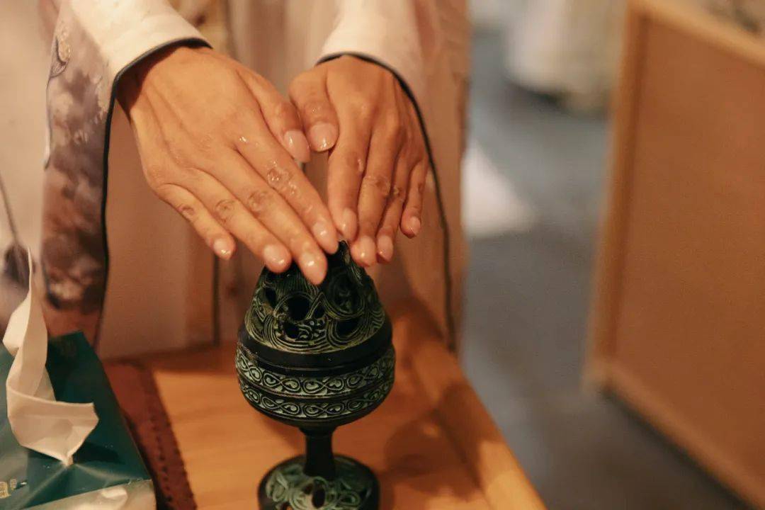 而后便是汉风茶会雅集时刻,我们沐手熏香,除却繁笼,以最干净的姿态,稳