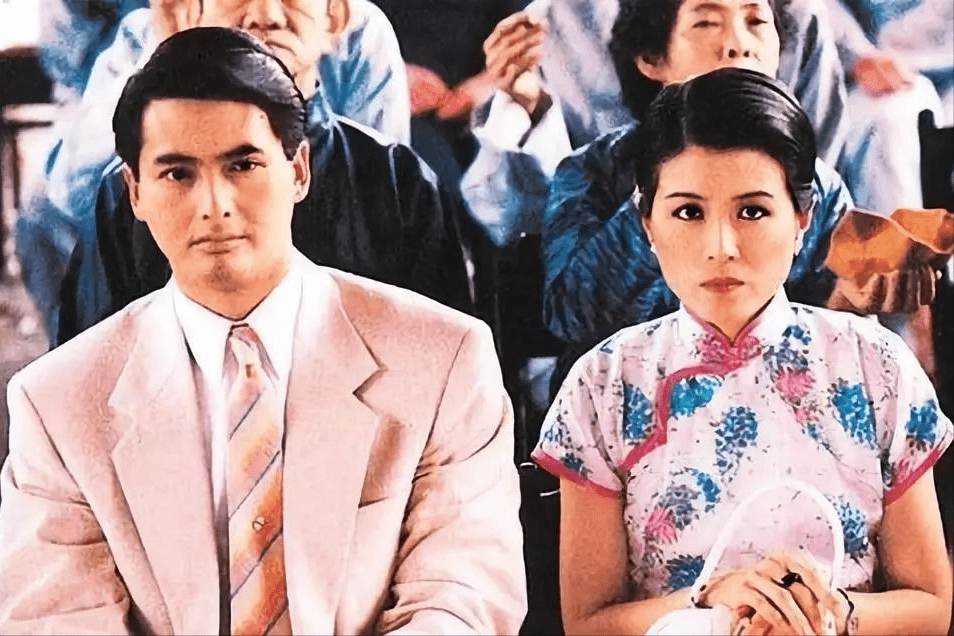 获得香港小姐"最上镜头小姐"奖的缪骞人才刚满18岁,不用粉黛修饰得