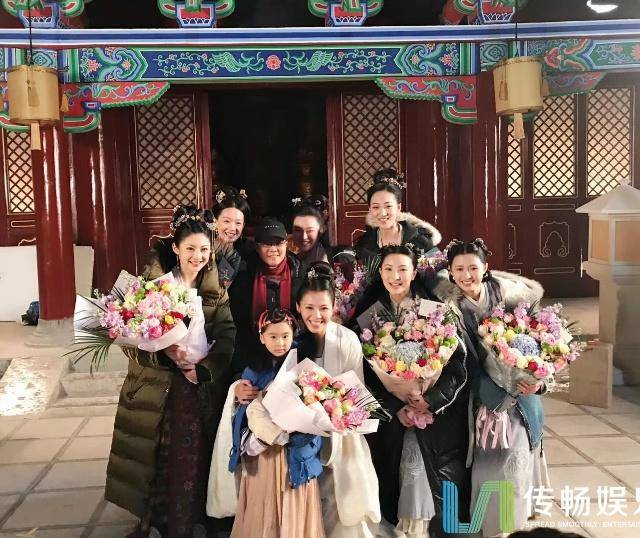 《大宋宫词》正式杀青,童演林夕跟刘涛亲密合照像亲生女儿