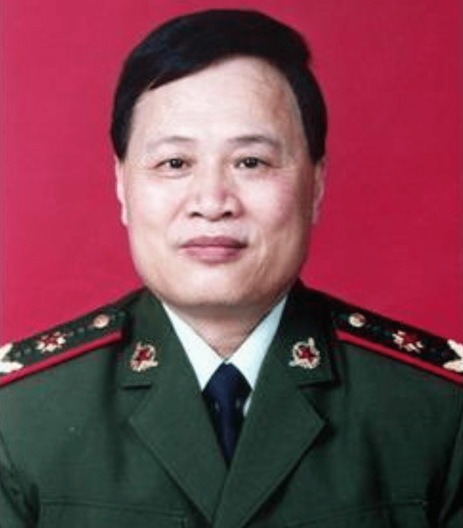 汶川地震中的3岁敬礼男孩郎铮,与跟恩人搬同一小区:立志要当兵_杨卫华