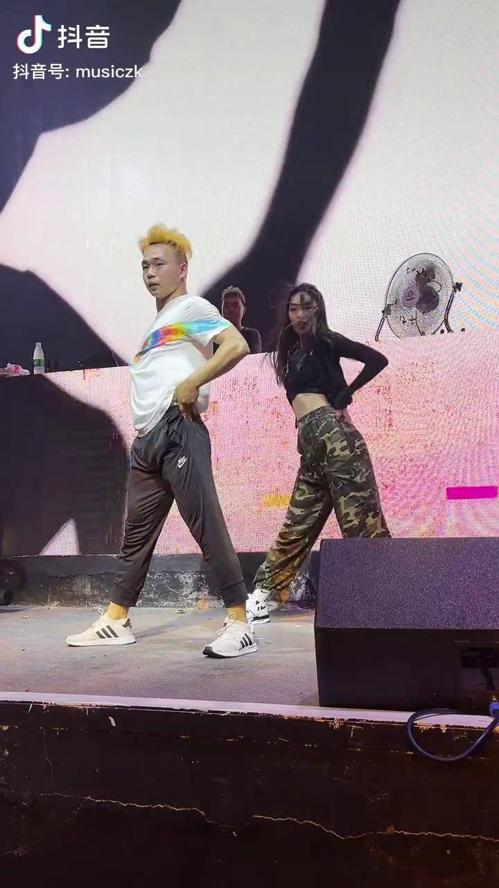 感谢葬爱家族的杀马特小帅给大家带来的舞蹈