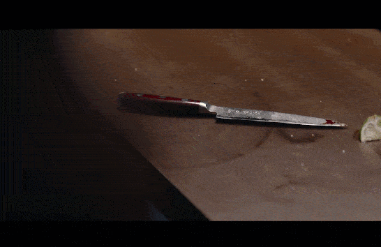 他走时还擦掉了玩"切手"游戏的血迹,并带走了沾有血迹的刀.