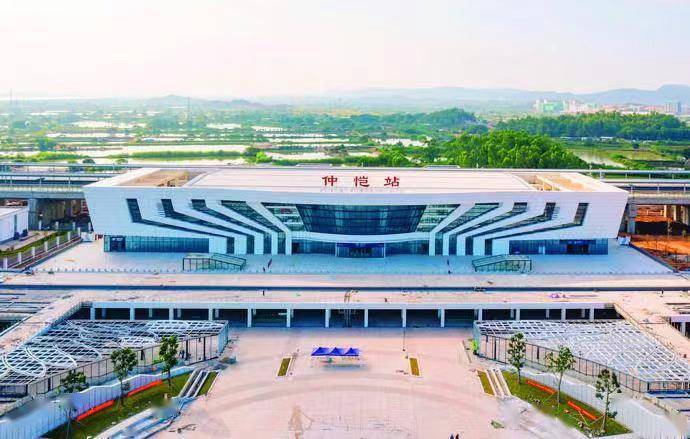 海伦艺玺花园距离赣深高铁仲恺站仅约3公里,距离莞惠城际轨道陈江南站