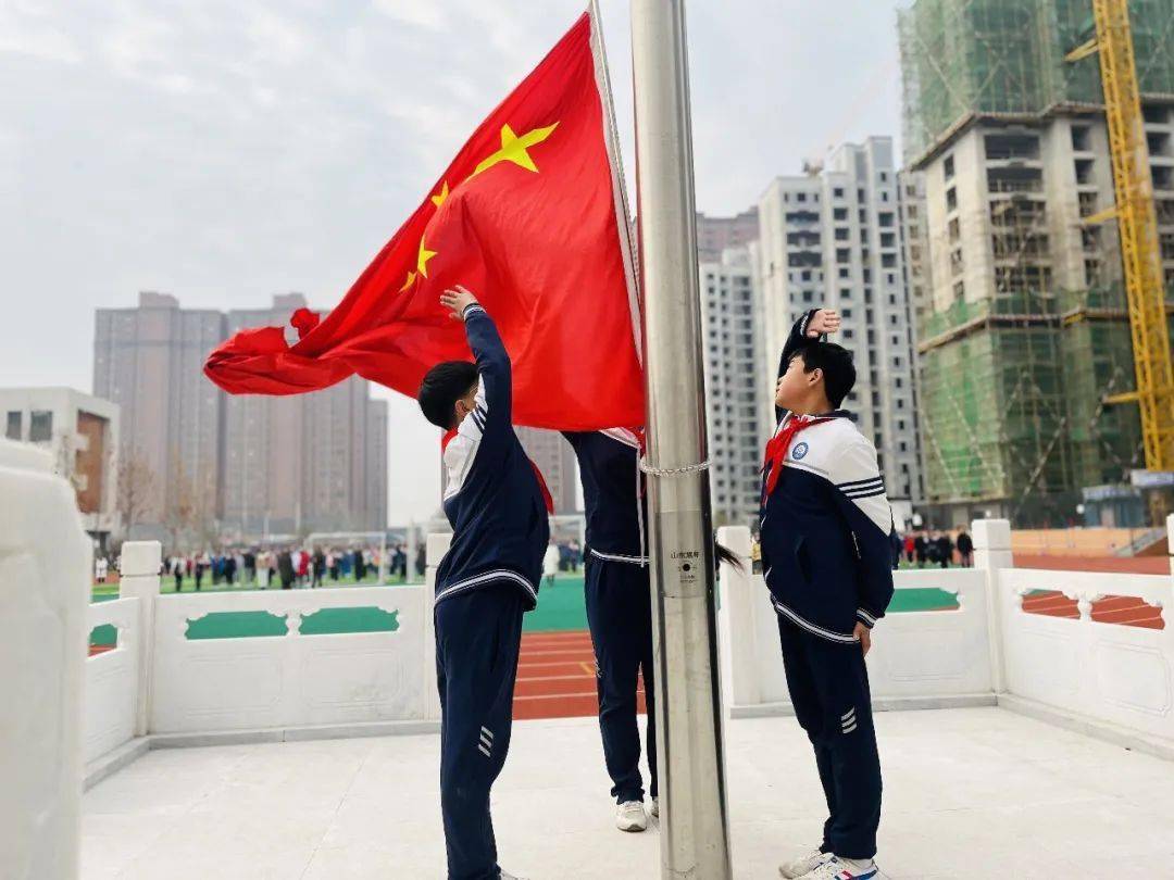 济南市天桥区兴麓小学开展"筑梦冰雪,喜迎冬奥"主题升旗仪式