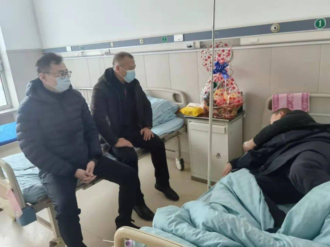 在病房中,张博副局长传达县局党委特别是刘久明