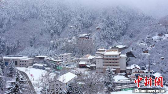 刘晓波|“陇右名山”变“雪山” 飘渺似水墨丹青