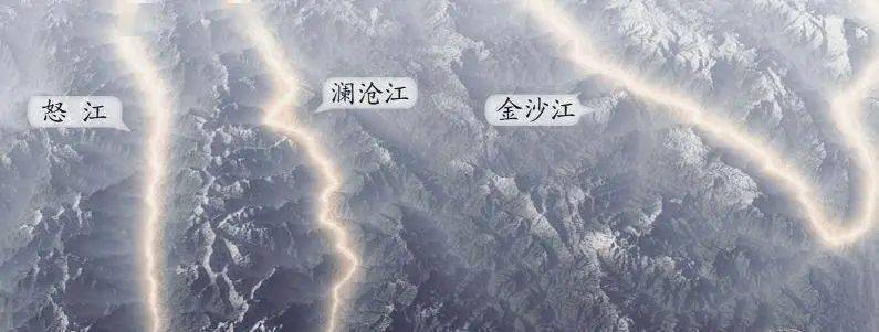 在横断山脉的西侧,山区内不到60公里的宽度,容纳下了金沙江,澜沧江