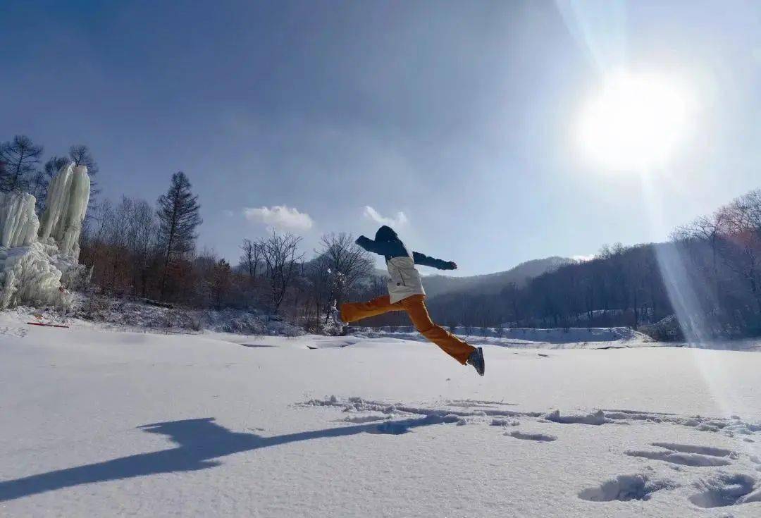 除滑雪外,通过红枫岭,高空索道,花海玻璃桥等视角赏雪,也能感受鸡冠山