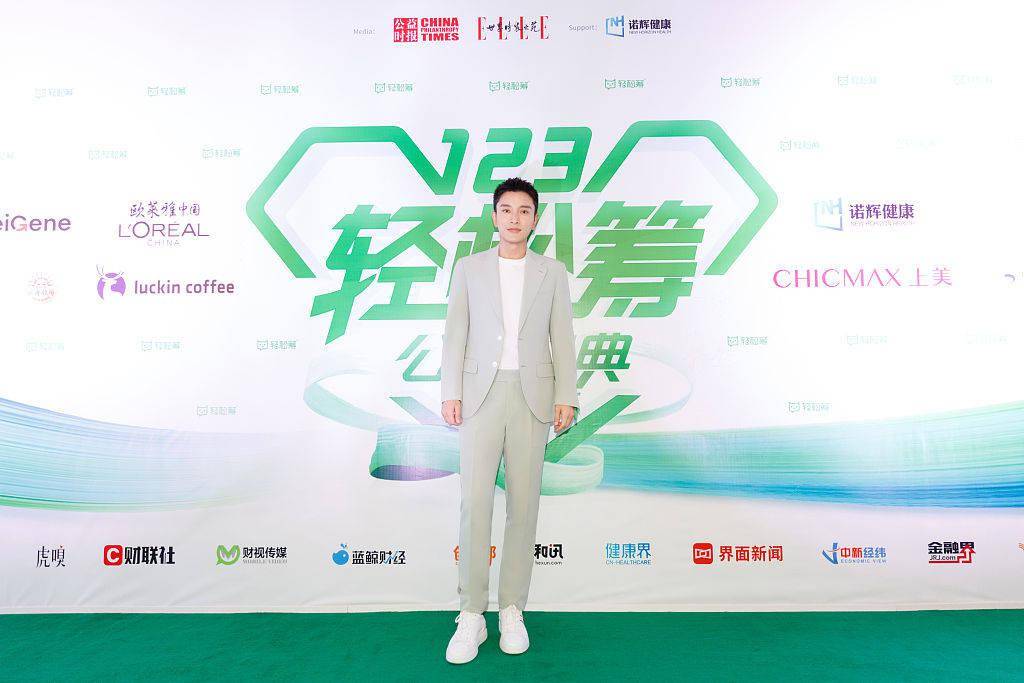 米色|贾乃亮获年度杰出贡献人物奖 着米色西装眉眼坚毅帅气有型