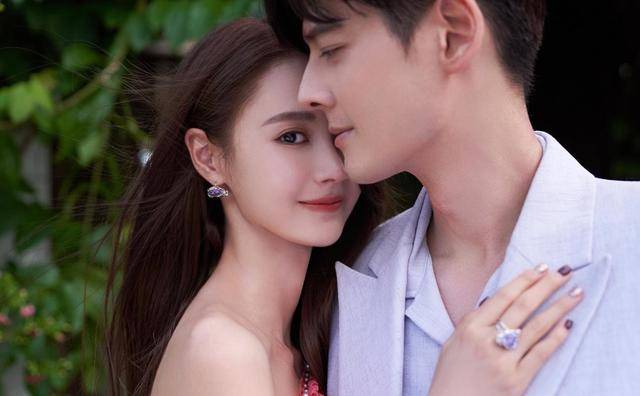 44岁郭品超"父女恋"?与小19岁女友同框不觉年龄差,少年感依旧