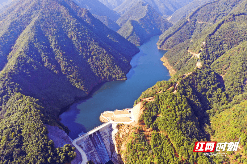 湖水|组图丨晴空万里游客至 碧湖青山入画来