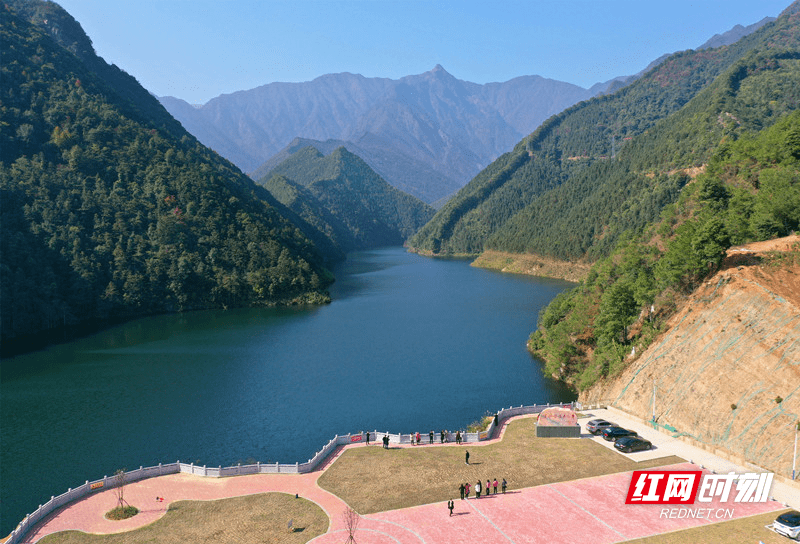 湖水|组图丨晴空万里游客至 碧湖青山入画来