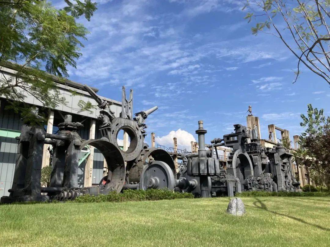 的8000匹马力双缸卧式蒸汽原动机等珍贵工业设备展品,多座主题雕塑