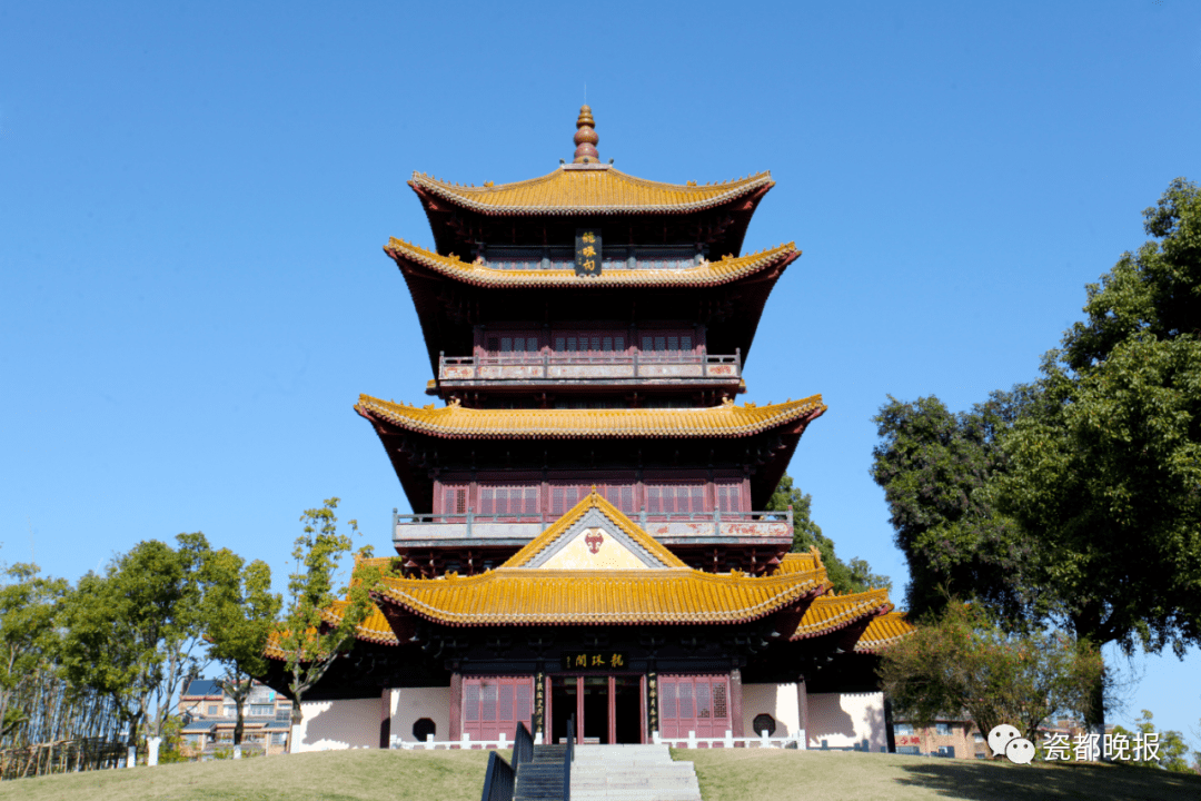 景德镇御窑厂是元,明,清三代专为宫廷烧造和供奉瓷器的皇家瓷厂,是