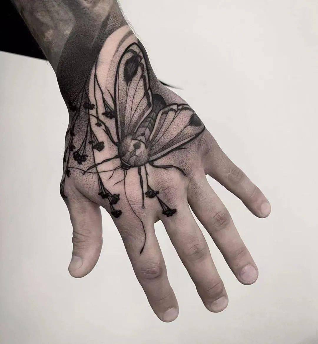 飞蛾扑火的飞蛾纹身