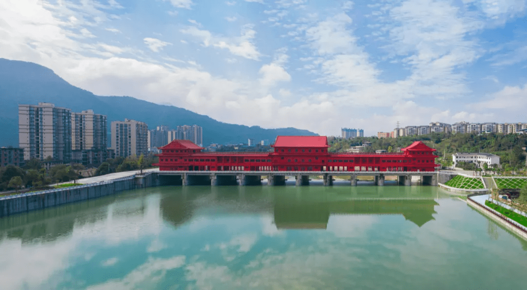 洒洒阳光一屡,旺苍金色一片_红桥_河面上_枫叶