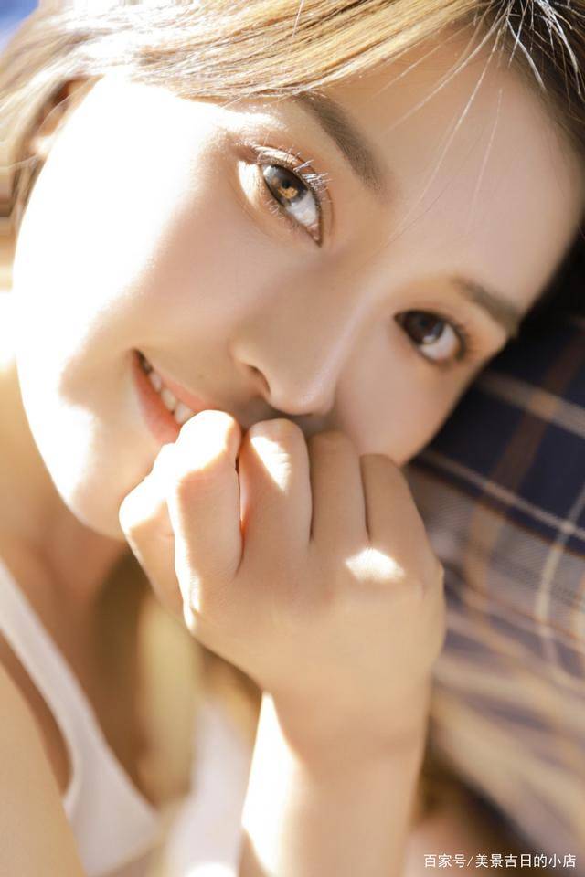 呆萌美少女,白色吊带诱惑撩人写真,清新迷人,让人怦然心动!_头像_作品