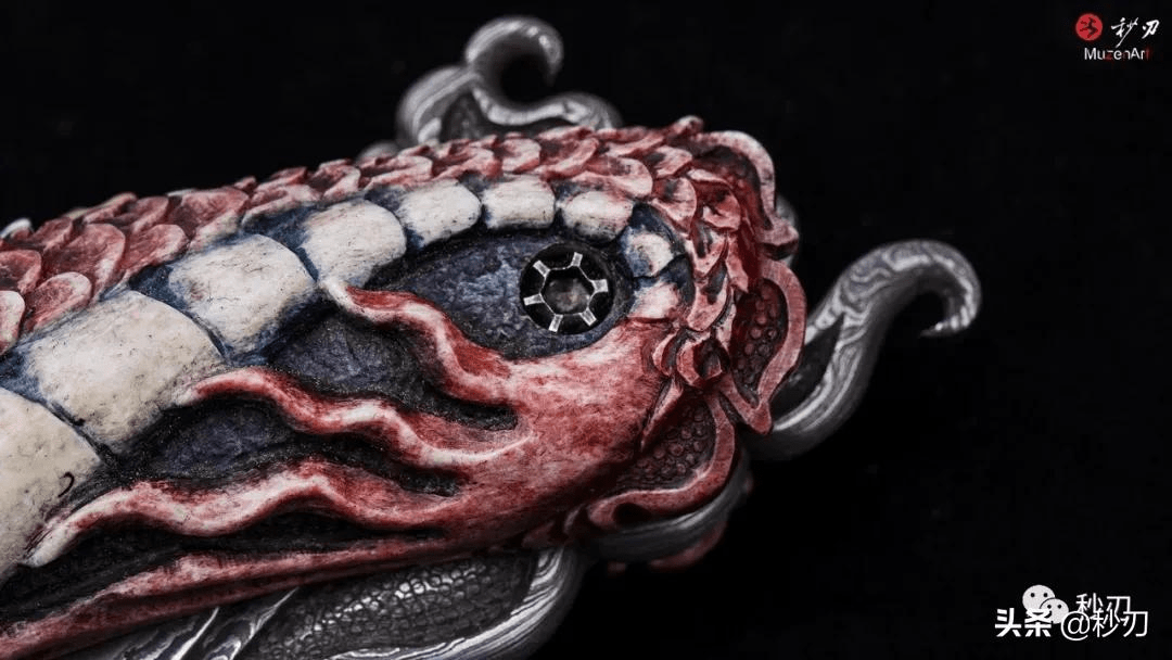 红龙头部充分利用了角冠原生肌理,配件用料相当丰富,配有猛犸牙与铜