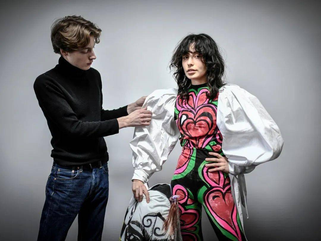 de 法国时尚圈力捧的设计新秀，还是位脸蛋天才~