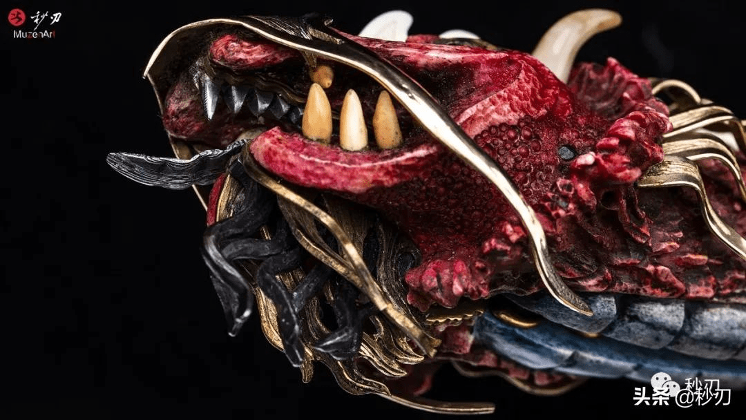 每一件"哥布林"作品都有其专属的底座,红龙的底座更是与众不同.