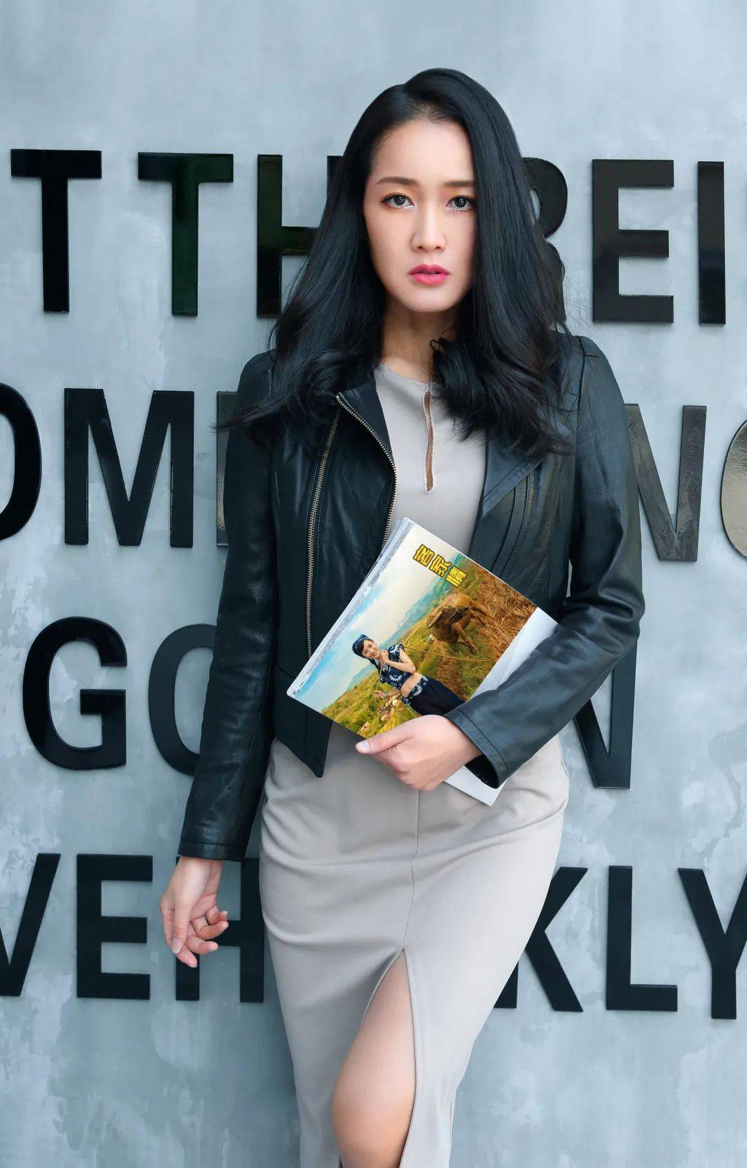 钟雯女士是全球客家文化大使,客家新山歌天后,多次代表客家人在世界客