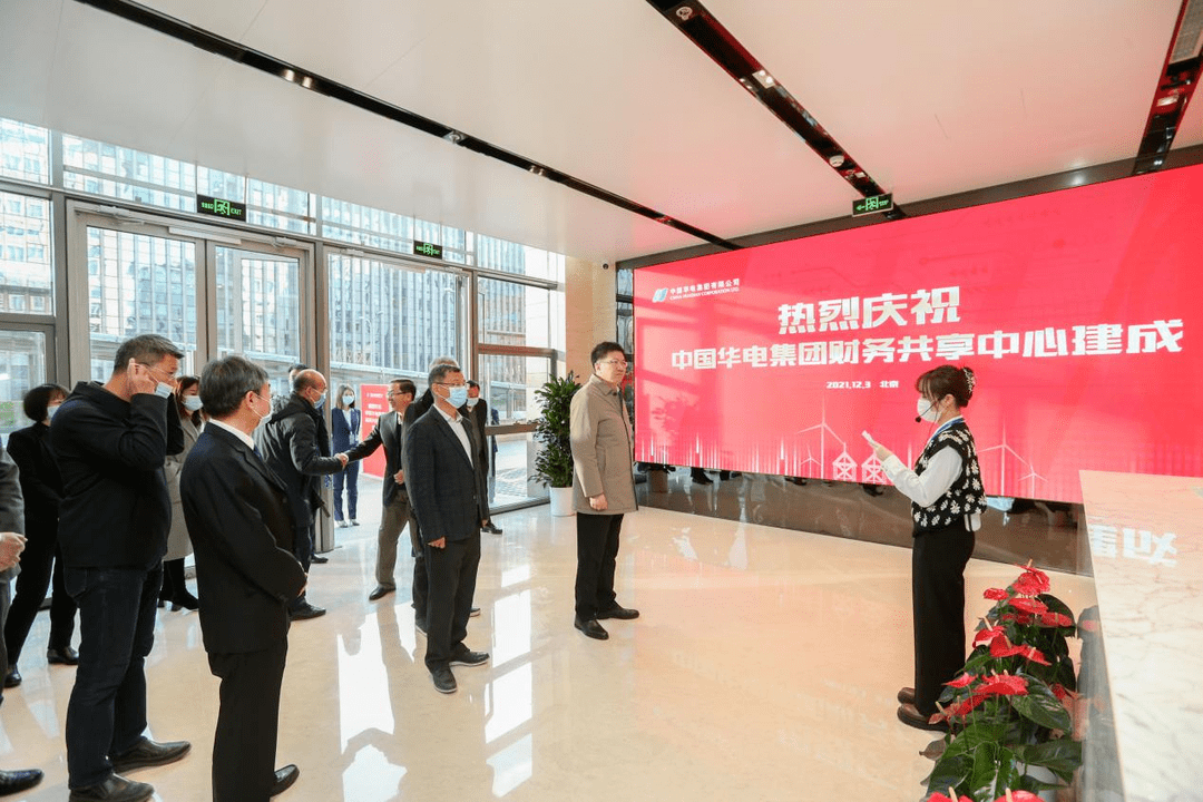 左右滑动查看更多邵国勇参观现场讲话,强调共享中心作为人才培养中心