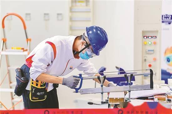 制造业|15小时智能工厂“平地起” 三高手联袂比武造叉车
