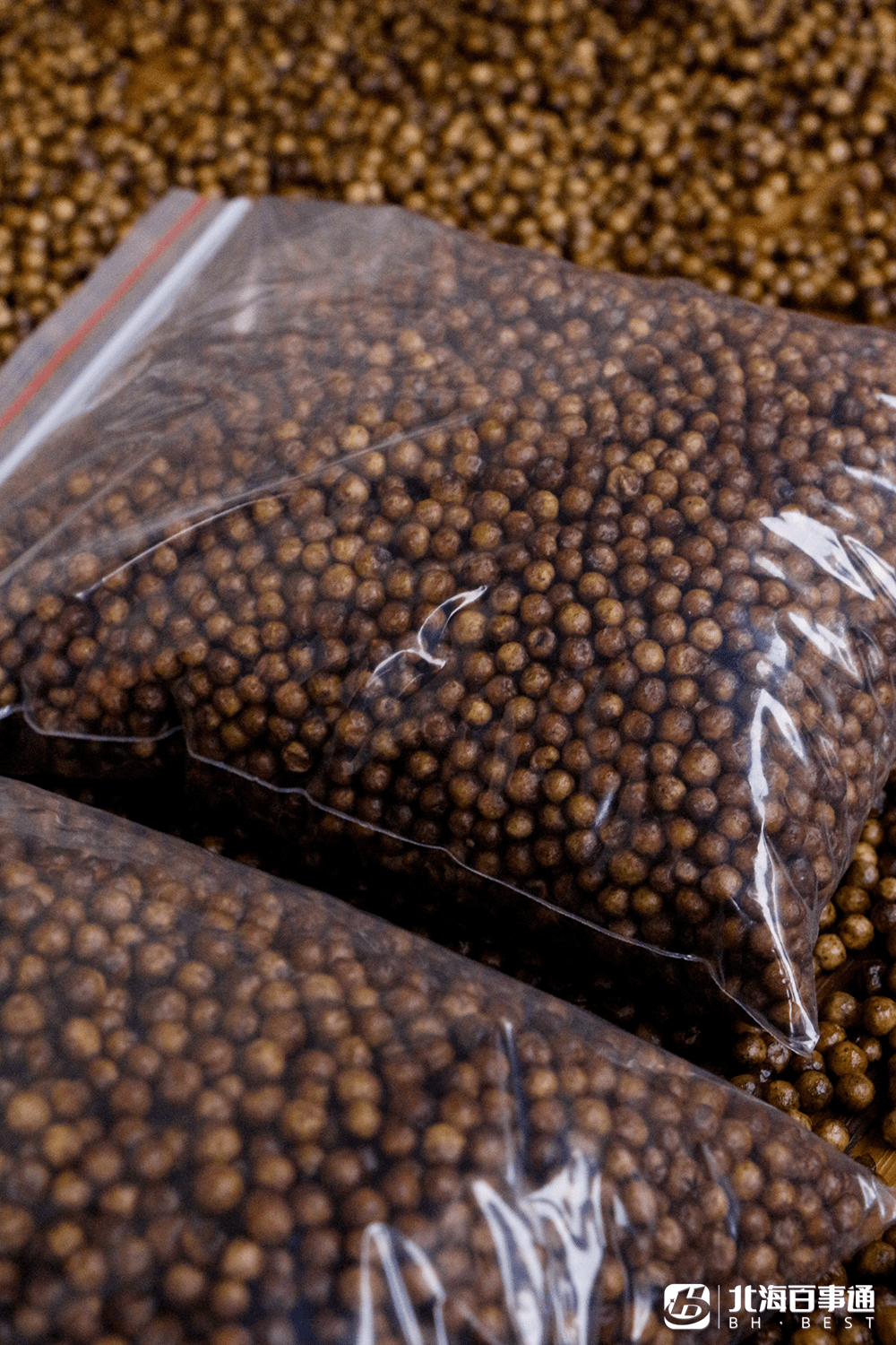 做好后的沙谷米呈小圆形颗粒状,加水和糖煲煮,煮熟后呈棕褐色,口感