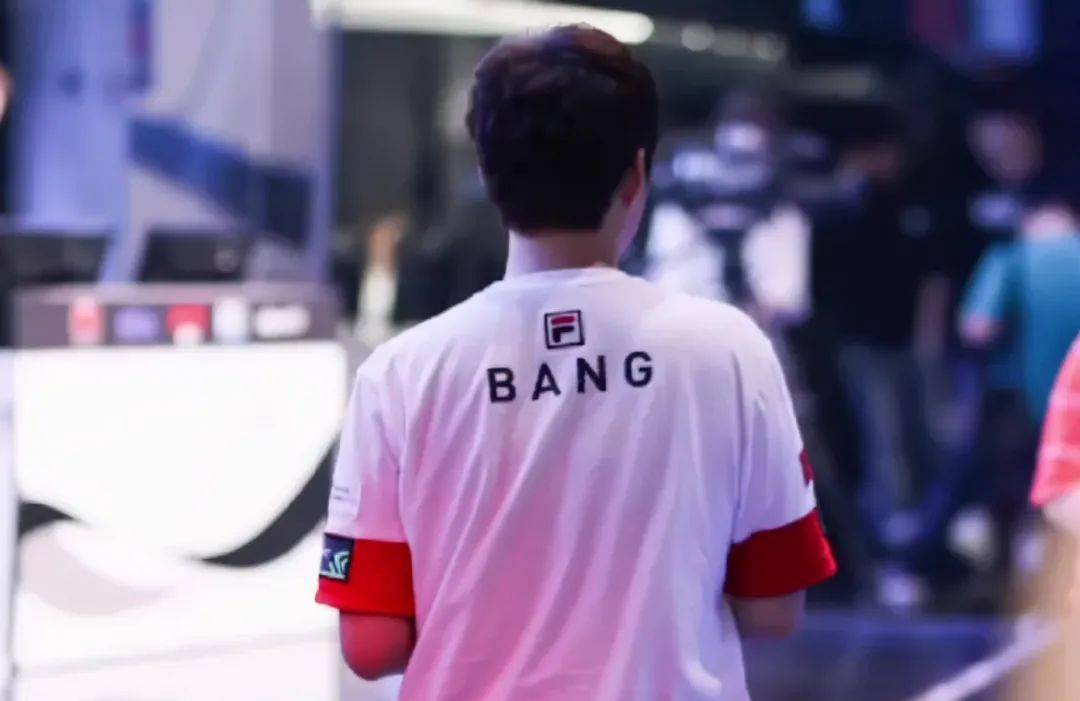 bang宣布退役后连发十张图!满是skt回忆