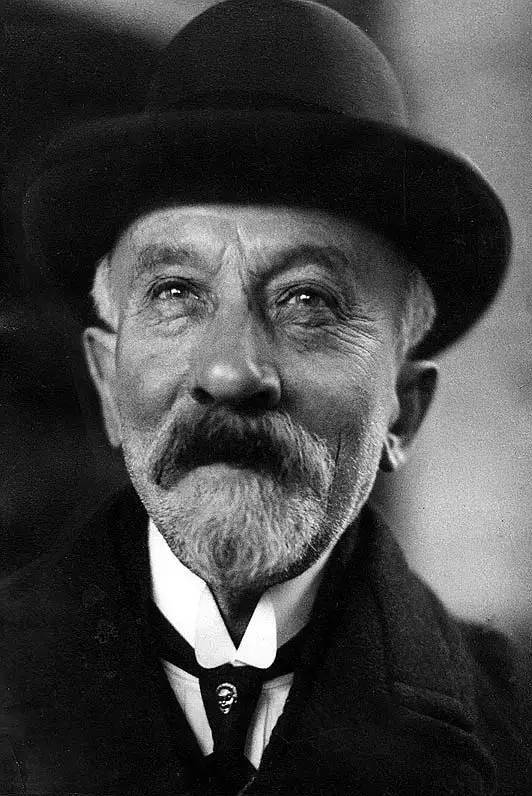 卢米埃尔的价值在于他是第一个发明摄影机并拍摄电影的人,当然远在