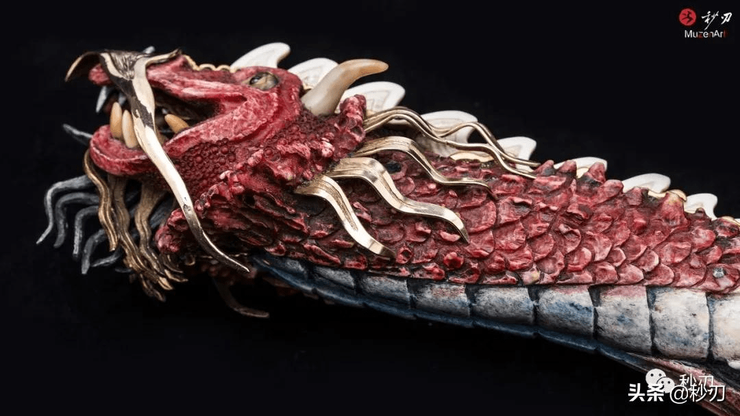 每一件"哥布林"作品都有其专属的底座,红龙的底座更是与众不同.