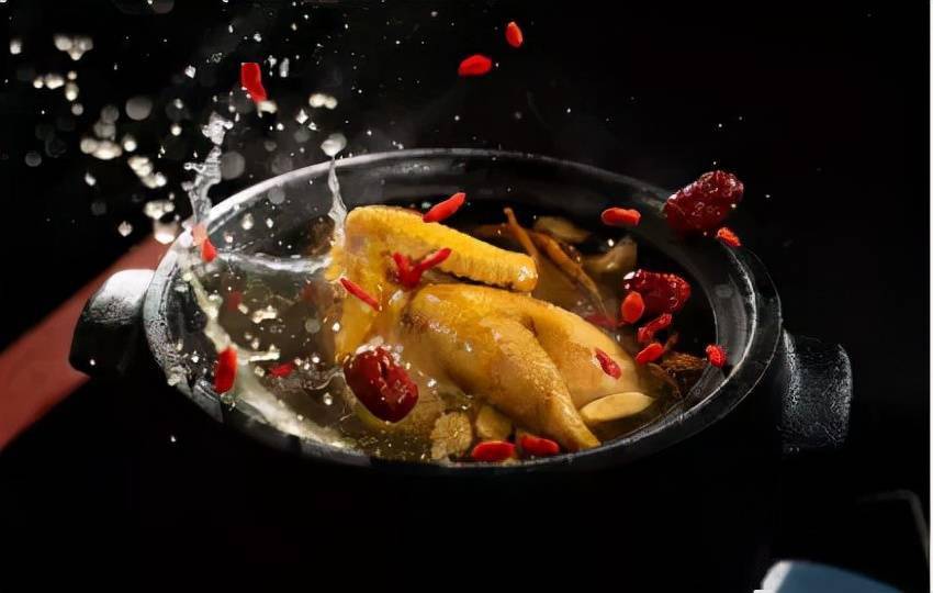 这款汤最适合初冬喝,补气血又润燥,适合皮干怕冷的你_鳗鱼_枸杞子